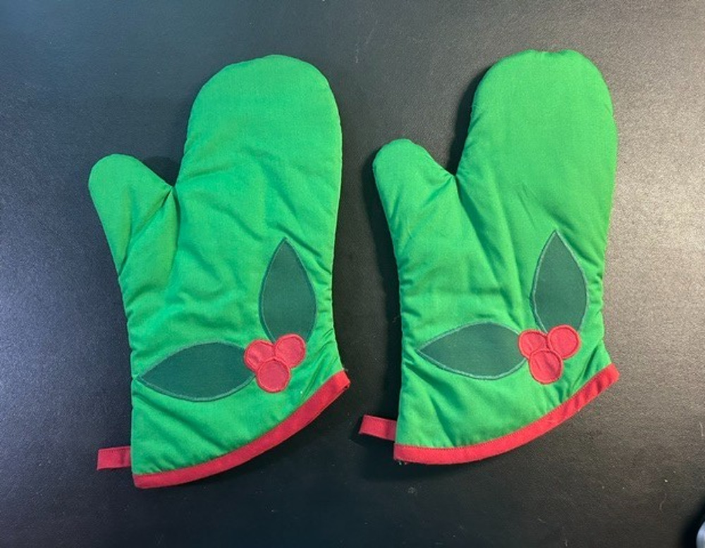 Handmade Christmas Oven Hot Mitts Holly Berries Red Green Kitchen Set – Lot of 2